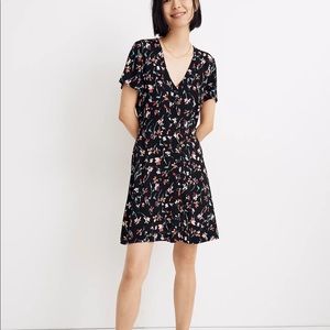 Madewell v-neck button-front mini dress in black drifting flowers size 2